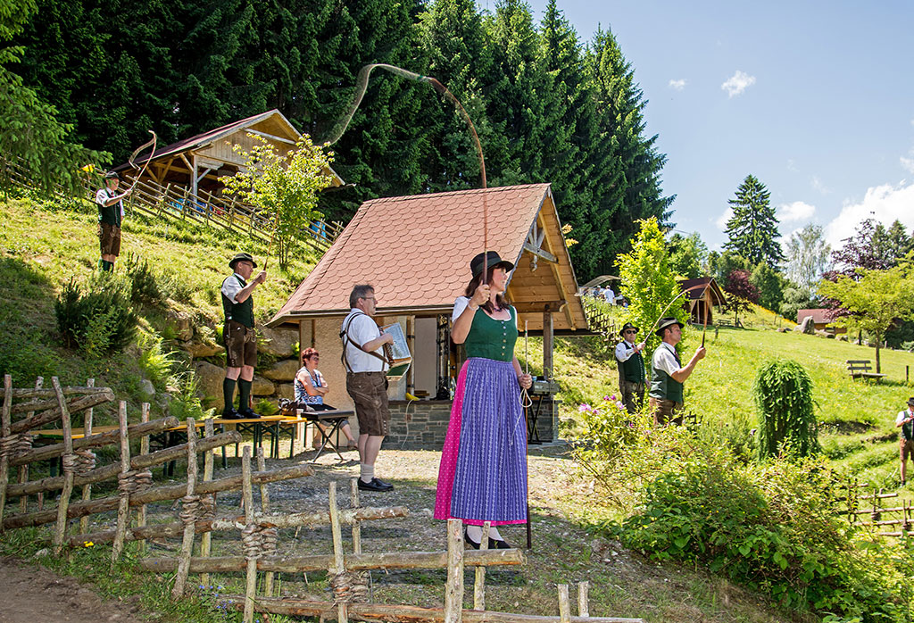Den Brauch des Goaßlschnalzen ließen die Goaßlschnalzer der Steirerherzen Knittelfeld für die Kinder wieder aufleben.